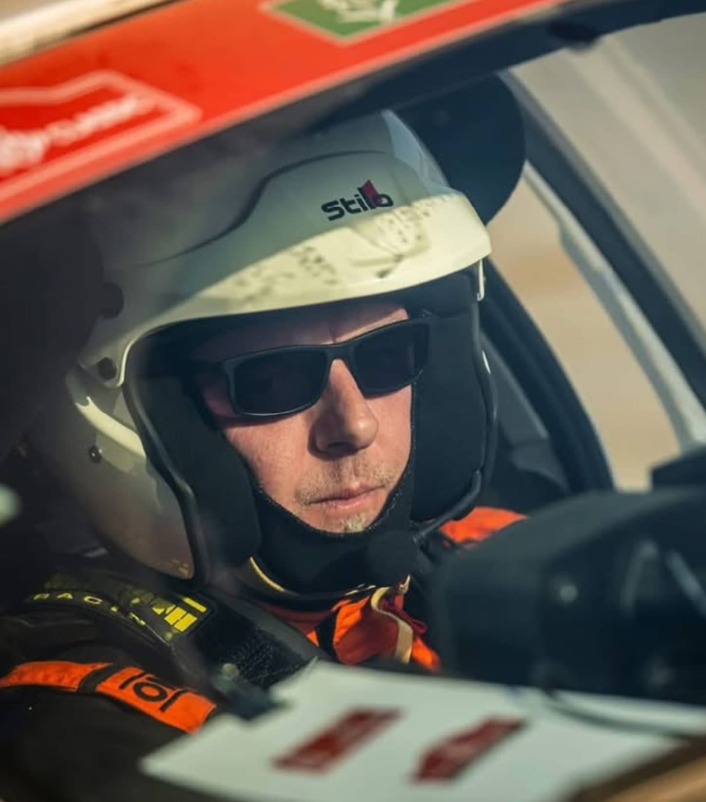 Tomek Staniszewski w kasku rajdowym